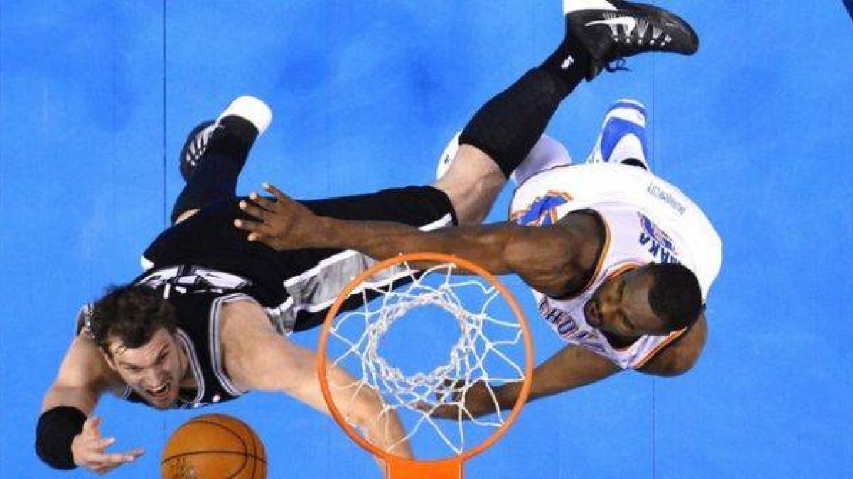 Ibaka y Splitter pelean bajo el aro.