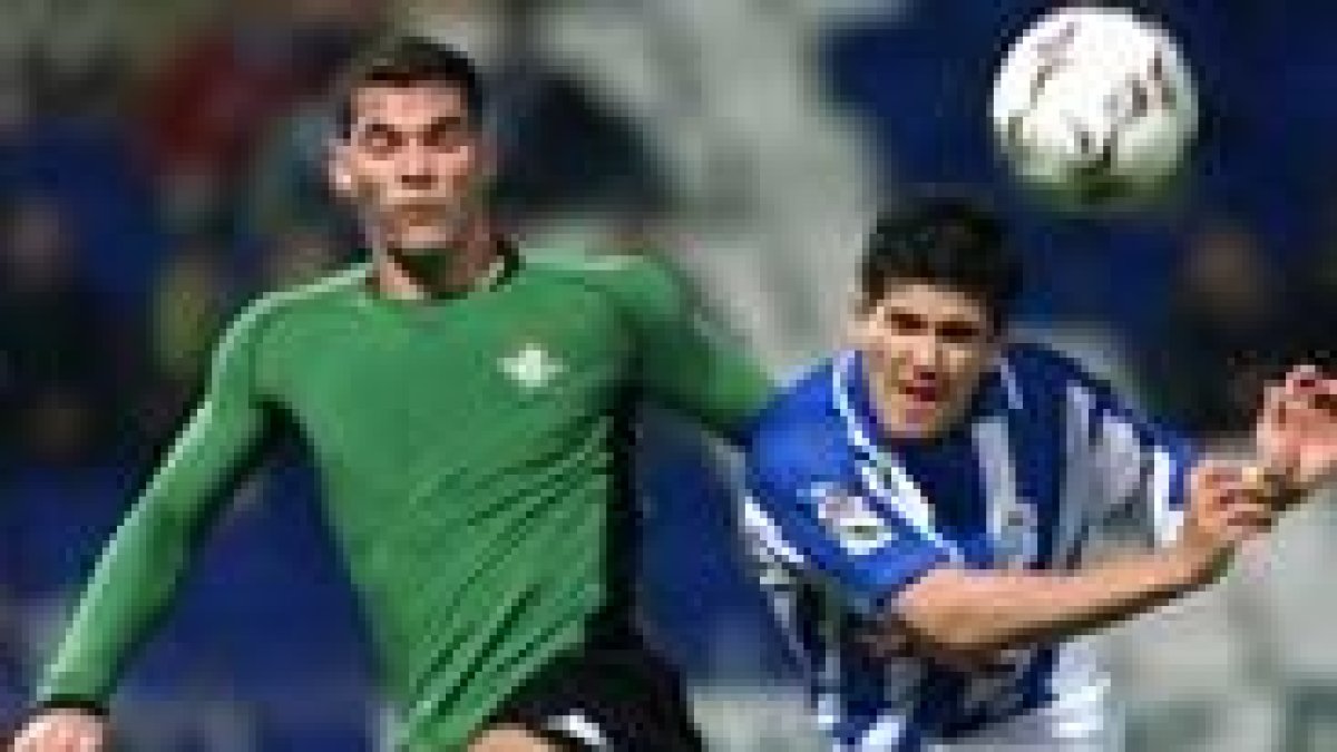 Rivas y Xisco pelean por la posesión de una pelota de partido