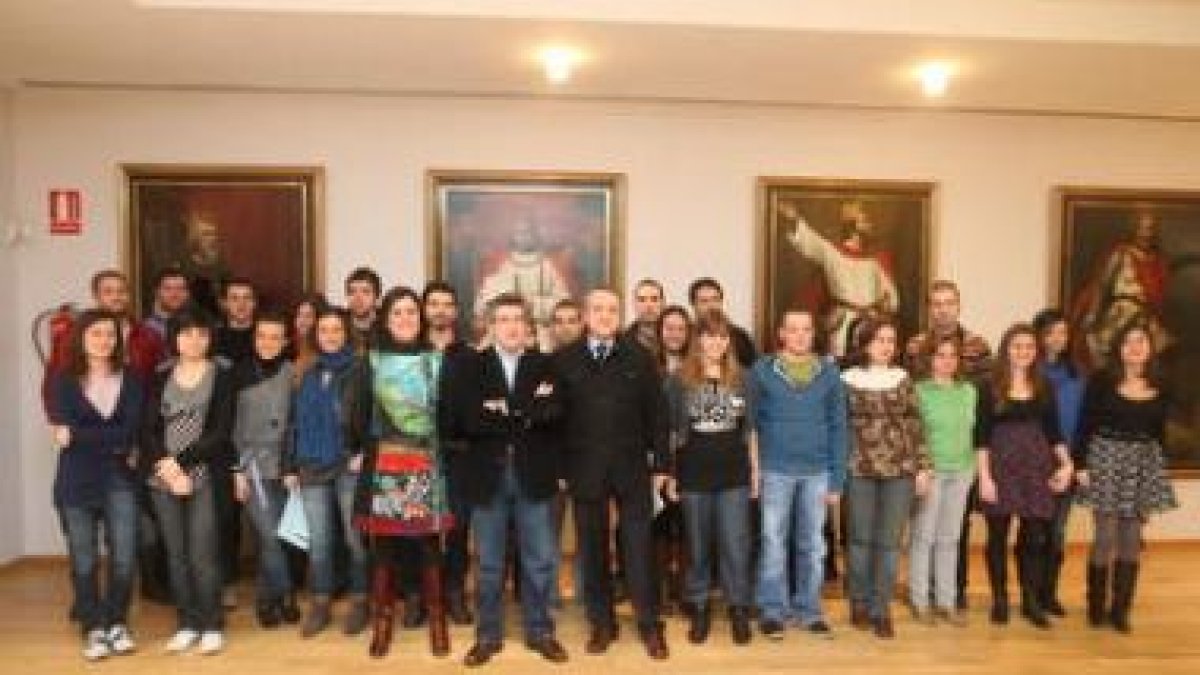 Los participantes en el viaje posan en la foto de familia previa al desplazamiento.