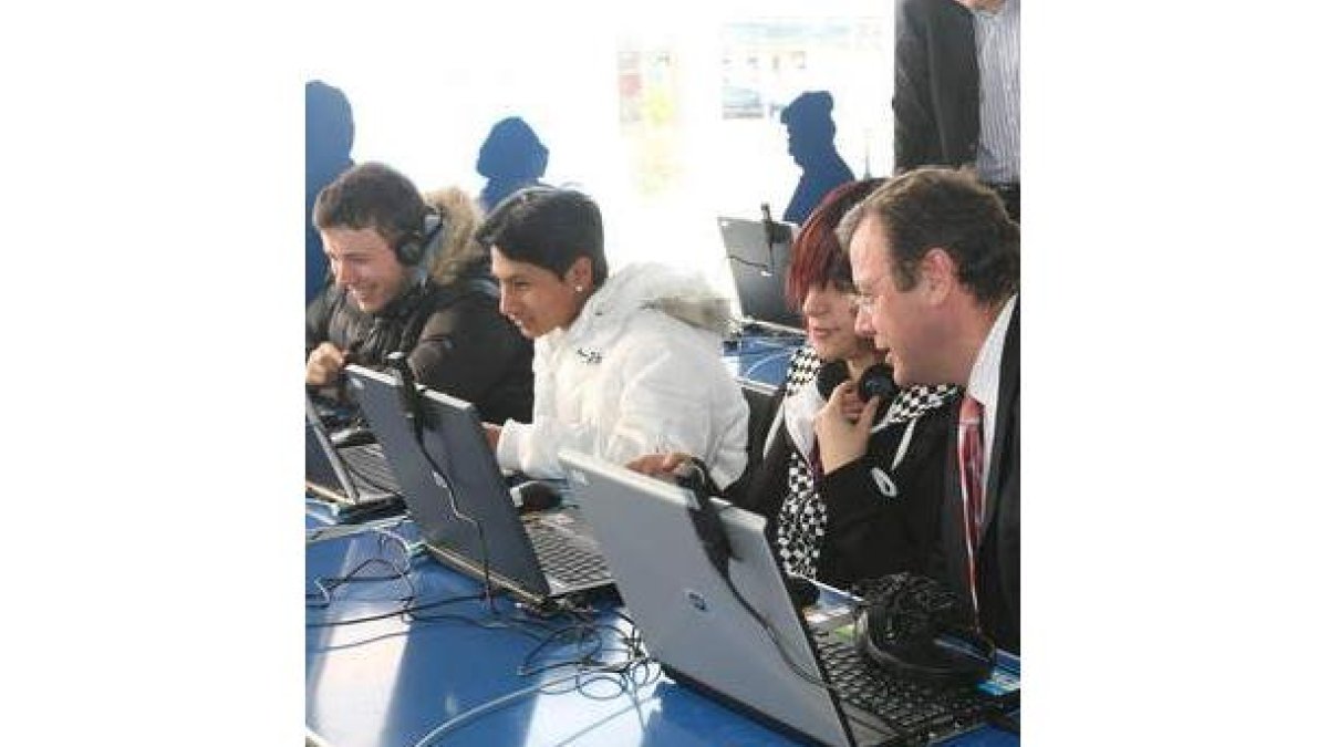 El consejero de Fomento, con un grupo de jóvenes en un cibercentro.