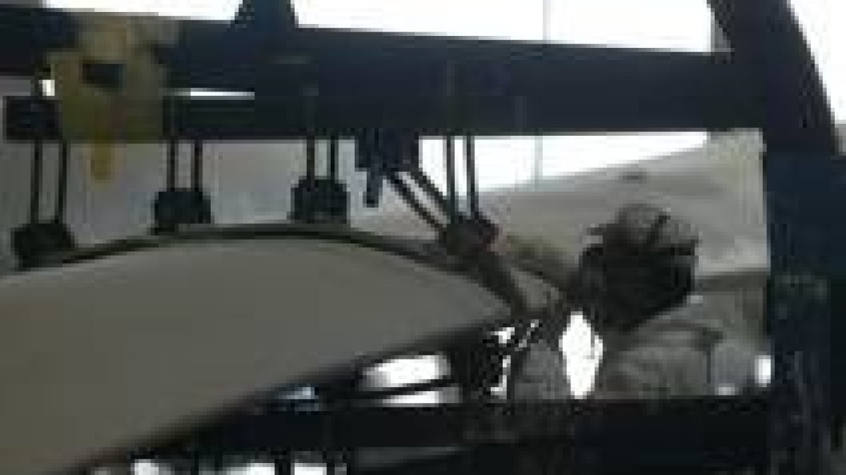 Un trabajador de la empresa LM en plena faena en la factoría de palas eólicas de Santo Tomás