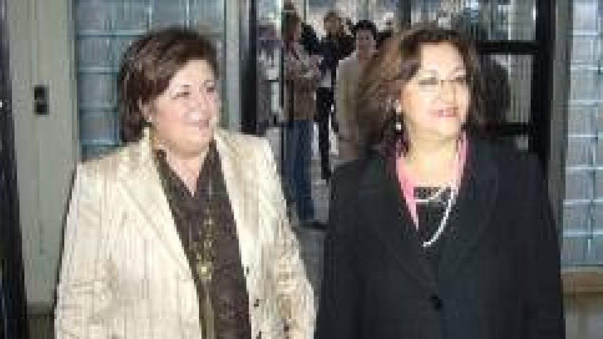 Inma Chacón, a la derecha, junto a la edil de Cultura de Fabero