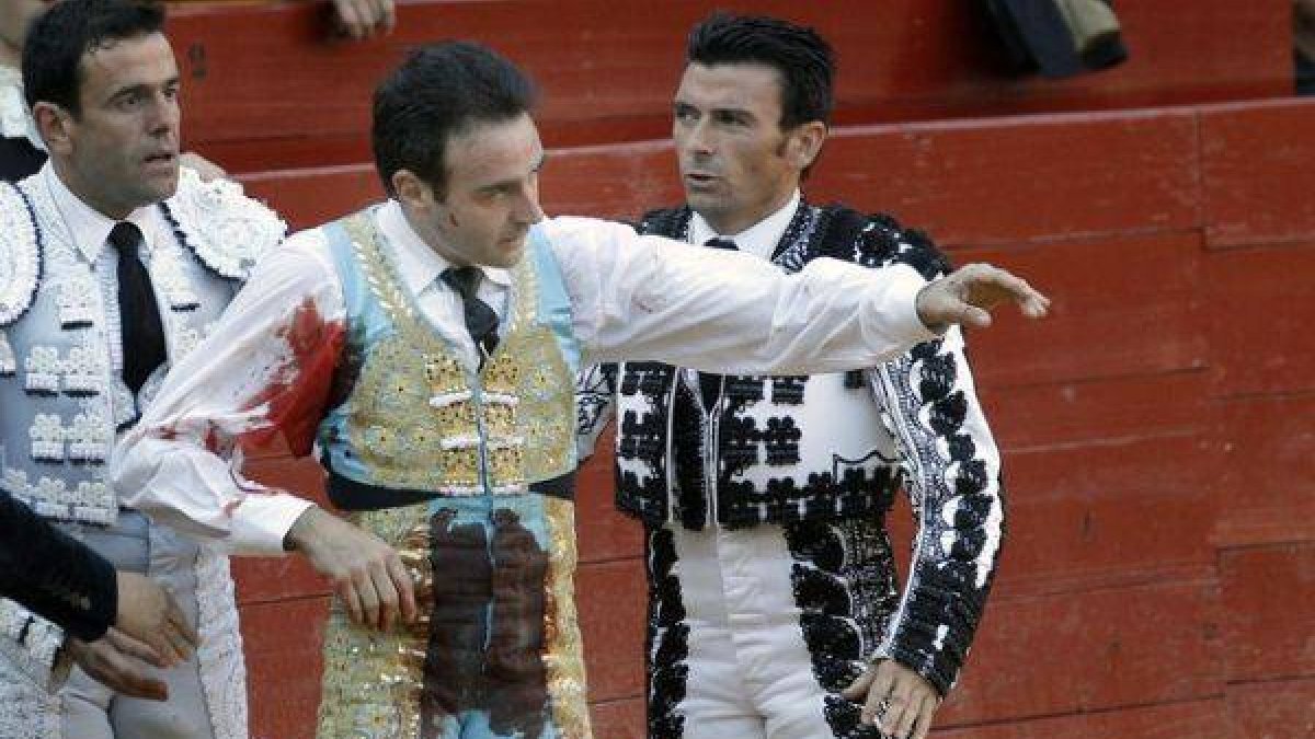 El diestro Enrique Ponce, tras ser cogido este martes por el primer toro de la tarde en la Feria de Fallas.