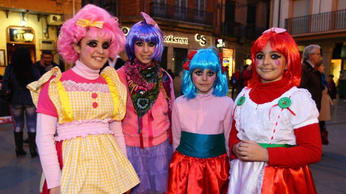 Las muñecas posan sonrientes en la Plaza Mayor.