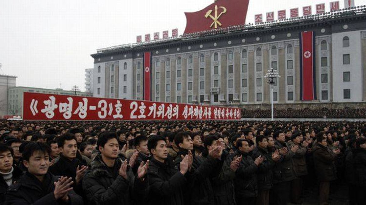 Celebración masiva en Piongyang por el éxito del lanzamiento del satélite.