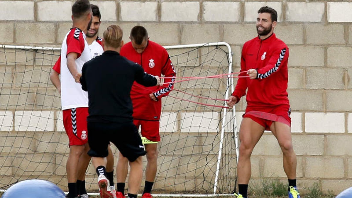 Rodri Ríos, a la derecha, podría recuperar su sitio en el equipo titular que se mida esta tarde al Reus Deportiu en tierras tarraconenses. MARCIANO PÉREZ