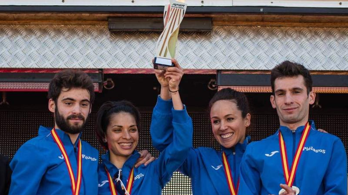 Lugueros, segunda por la izquierda, levanta el trofeo de campeona en el Nacional por relevos de cross celebrado en Santiponce. SPORTMEDIA