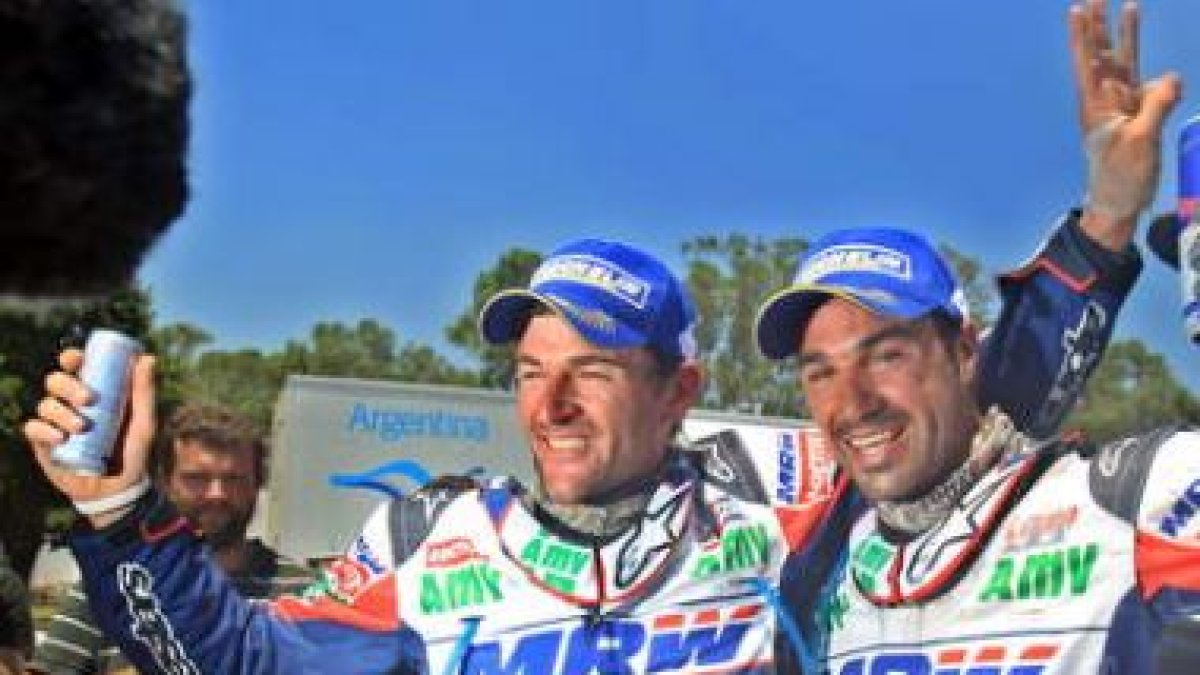 Marc Coma celebra el triunfo junto a su compañero Juan Pedrero tras finalizar la última etapa.
