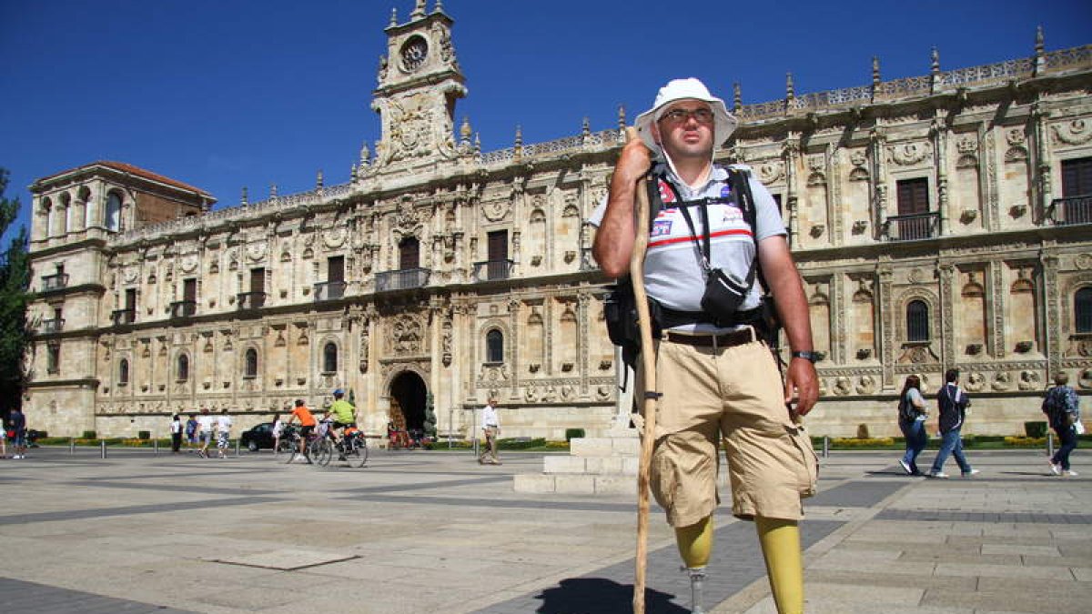 Ángel Lucio Paniagua, en un descanso frente a San Marcos, antes de continuar con el Camino.
