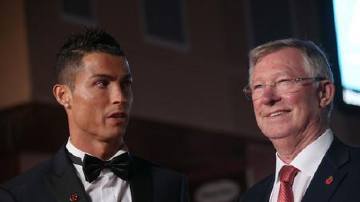 Cristiano Ronaldo, con su madre, María Dolores dos Santos Aveiro y su hijo, Cristiano, en el estreno del documental este lunes en Londres.