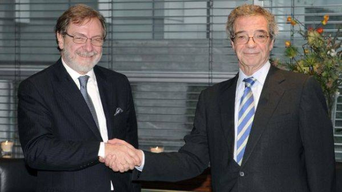 Los presidentes de Telefónica, César Alierta, y el grupo Prisa, Juan Luis Cebrián, en el 2009, tras acordar la compra por parte de la operadora del 21% de la plataforma de la tele de pago por 470 millones de euros.