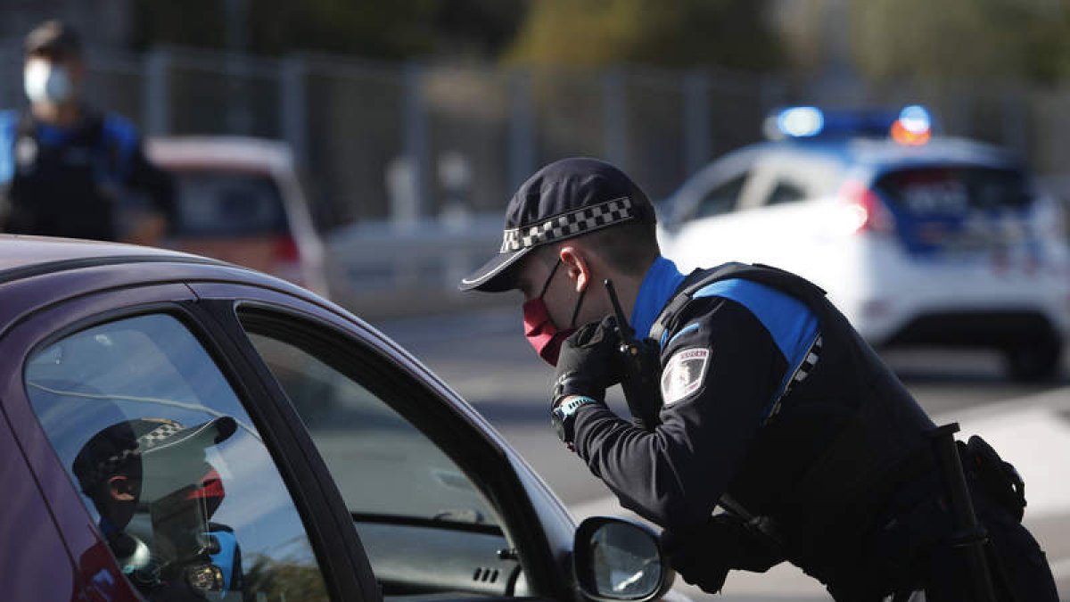 Un agente de la Policía Local, durante un control. JESÚS F. SALVADORES