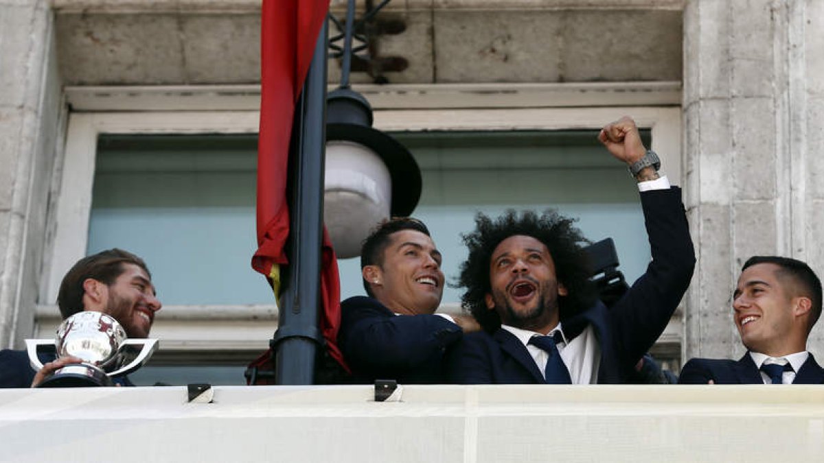 Cristiano Ronaldo y Marcelo bromean en el balcón de la Comunidad de Madrid. MARISCAL