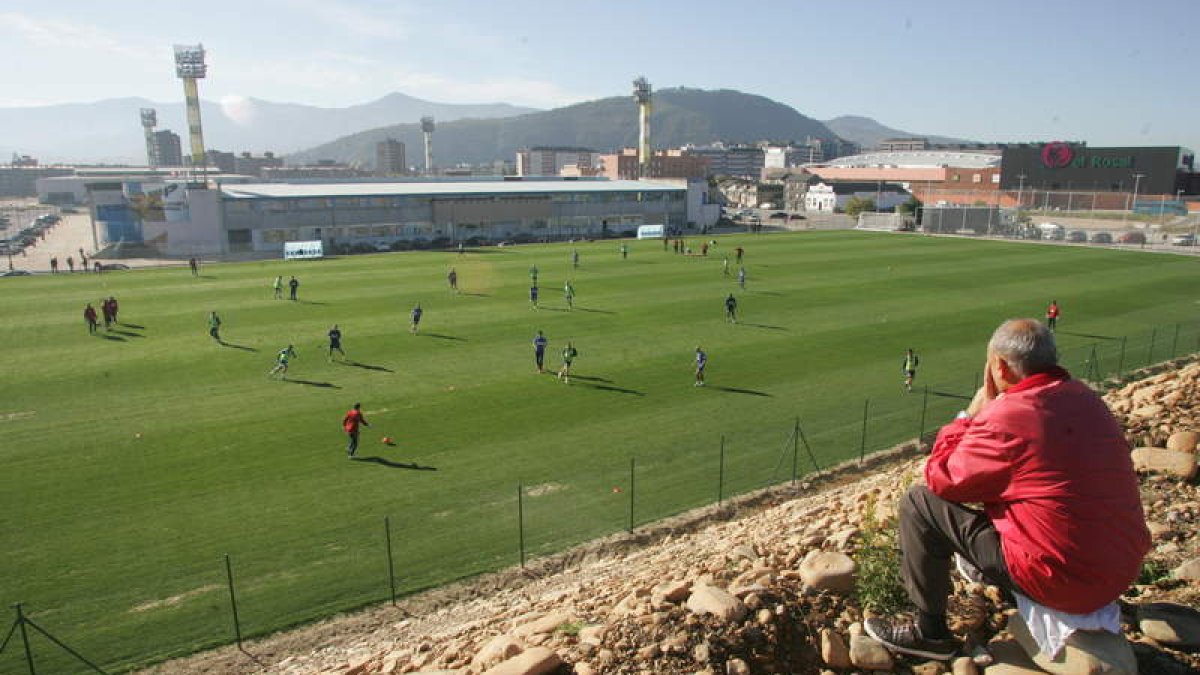 La plantilla de la Deportiva se ejercitó ayer en su nuevo campo de entrenamiento.