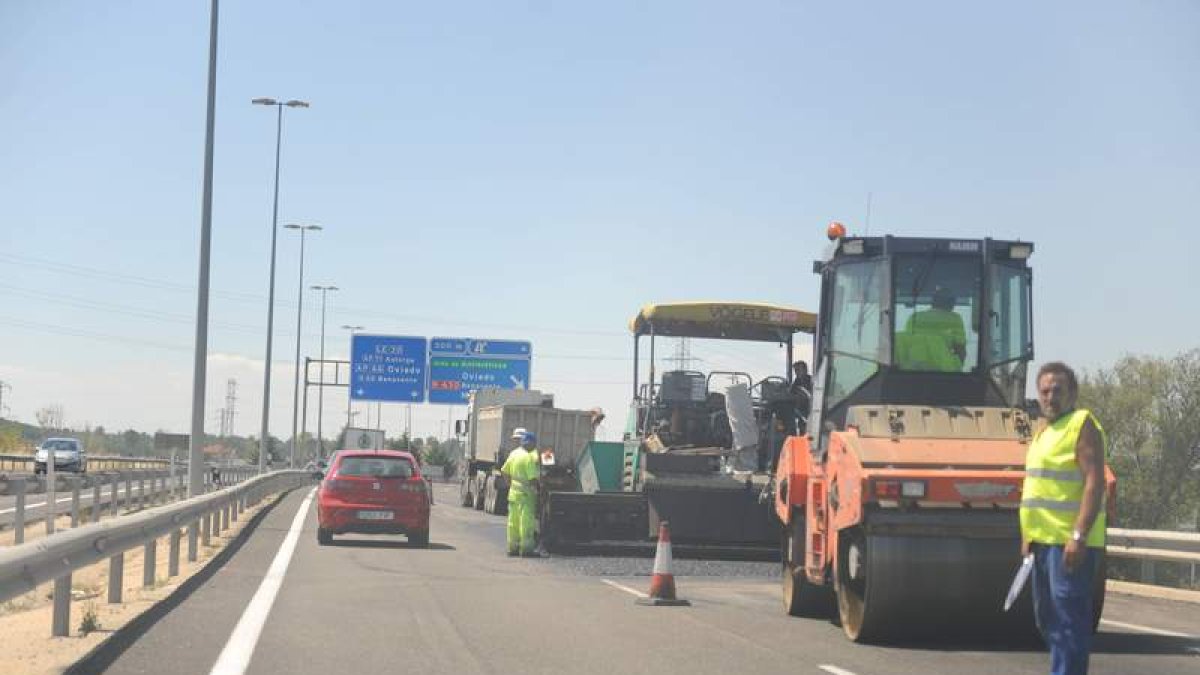 Obras que se desarrollaban ayer en la Ronda Sur de la capital leonesa.