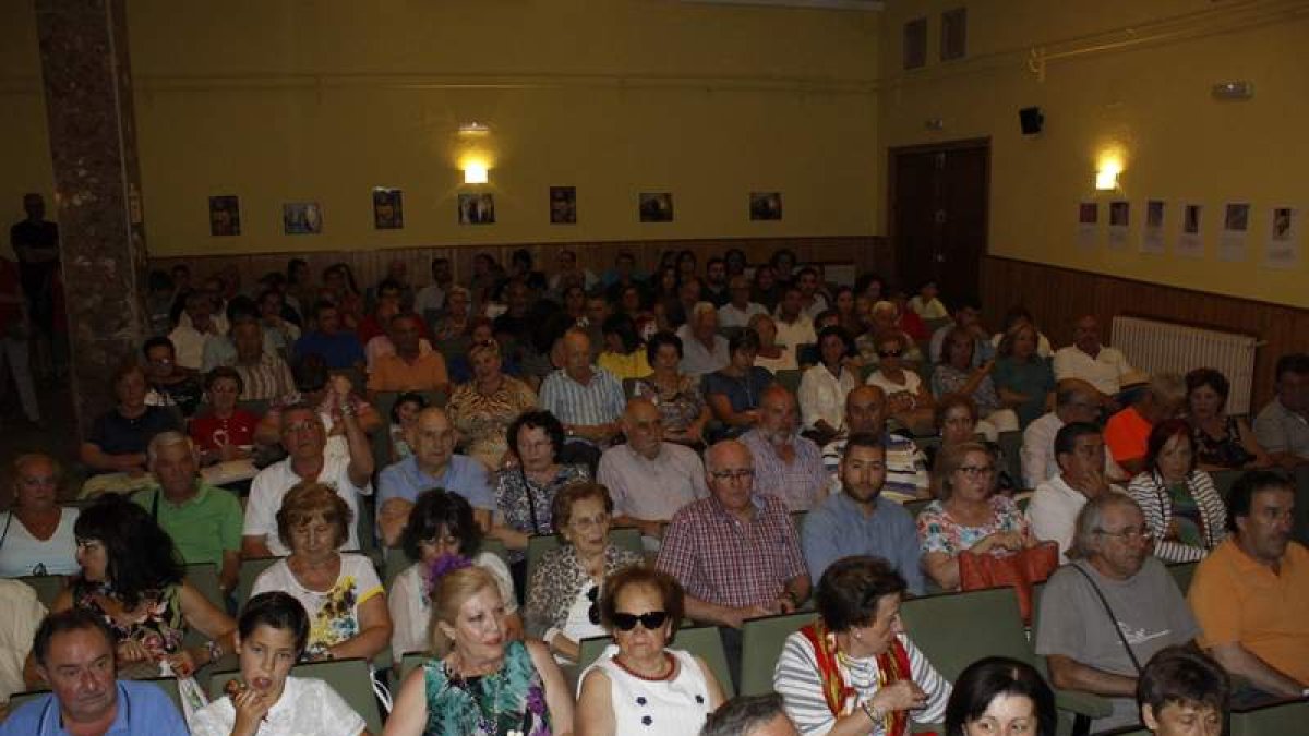 Mucha gente asistió a la proyección sobre la proclamación de la República en Cistierna. CAMPOS