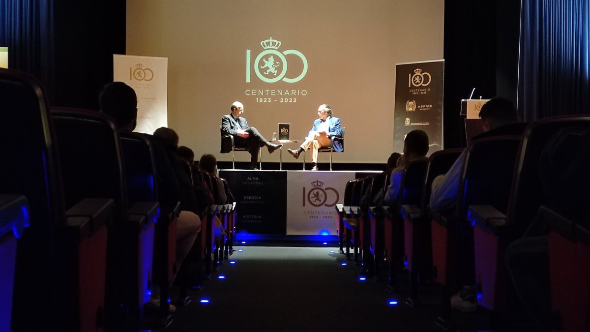 Un momento de la charla-coloquio impartida por Santiago Álvarez de Mon. CYDL