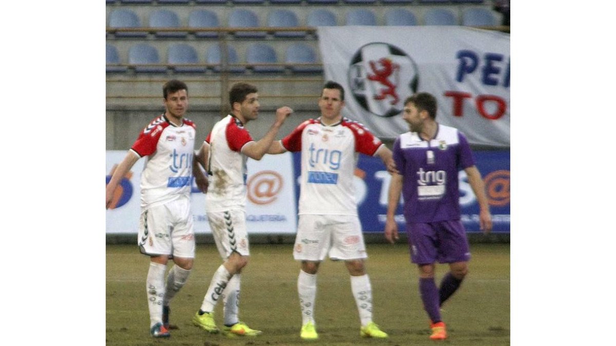 Un momento del partido en el Reino de León