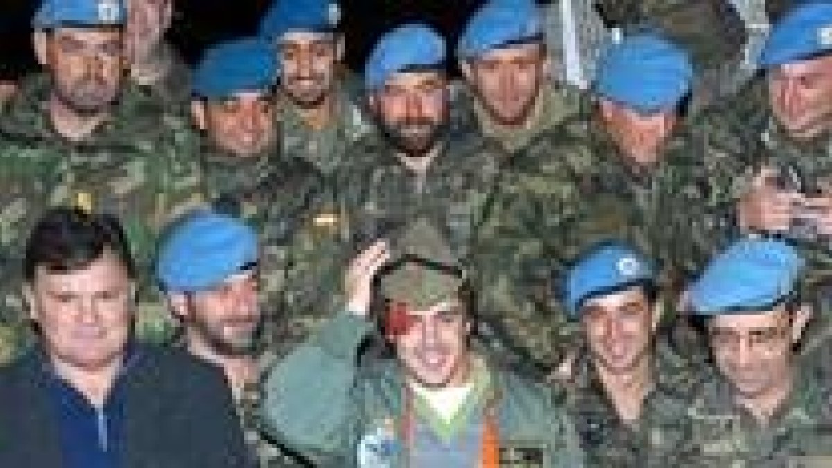 Fernando Alonso se fotografía con la gorra de legionario junto a Camacho y las tropas españolas