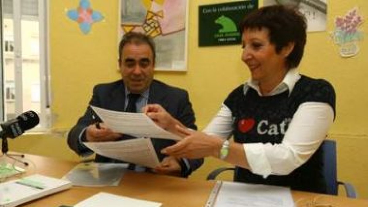Pedro Bello, entre el profesor Jorge A. Alonso y María del Pilar Berzosa.