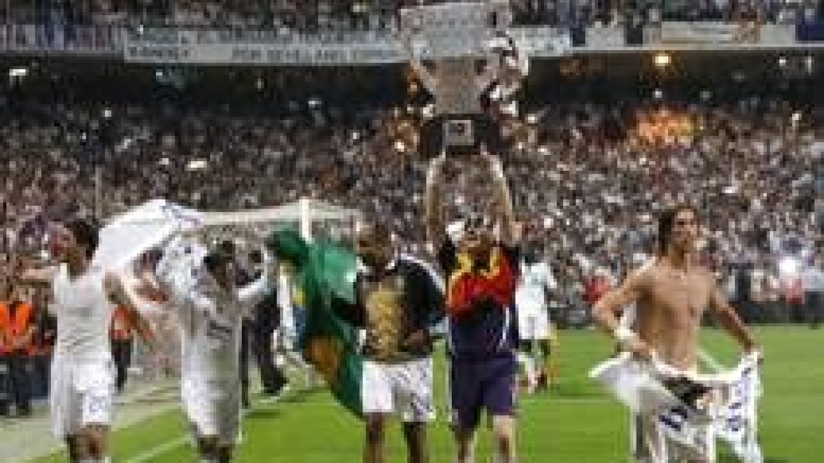Capello fue manteado por los jugadores en el campo