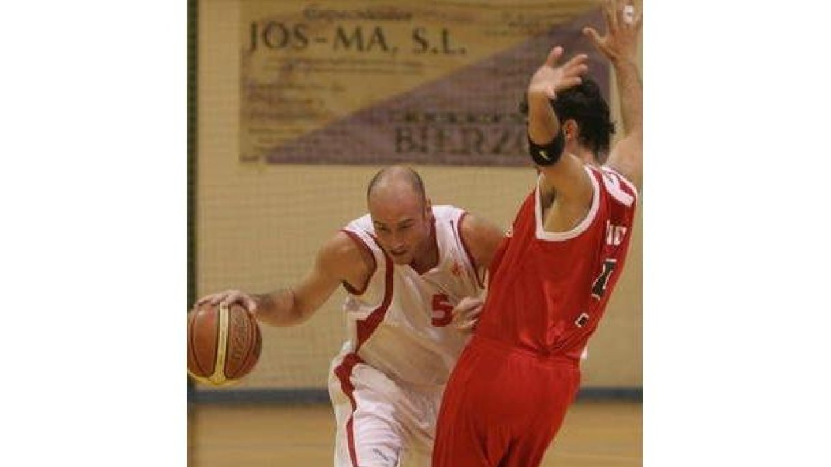 Bernabé intenta superar el marcaje de un rival.