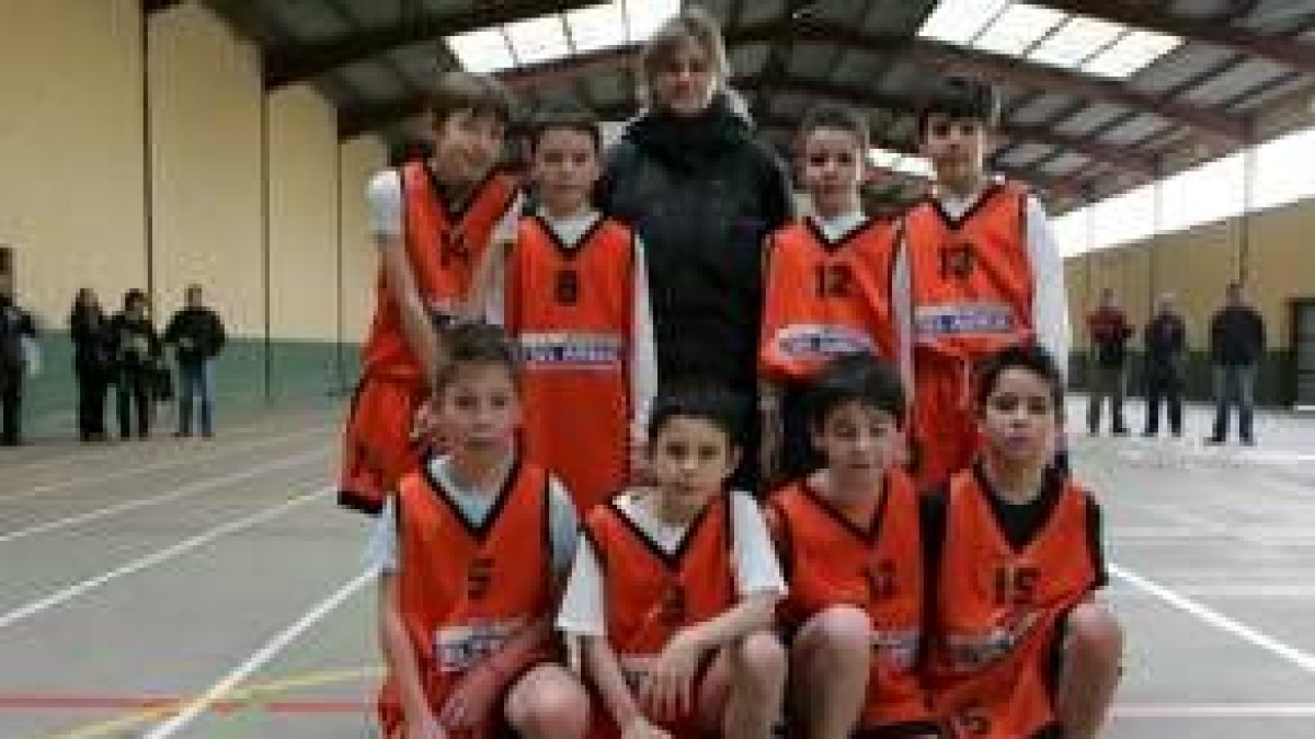 Formación del equipo del colegio Santa Teresa que milita en la categoría infantil femenino