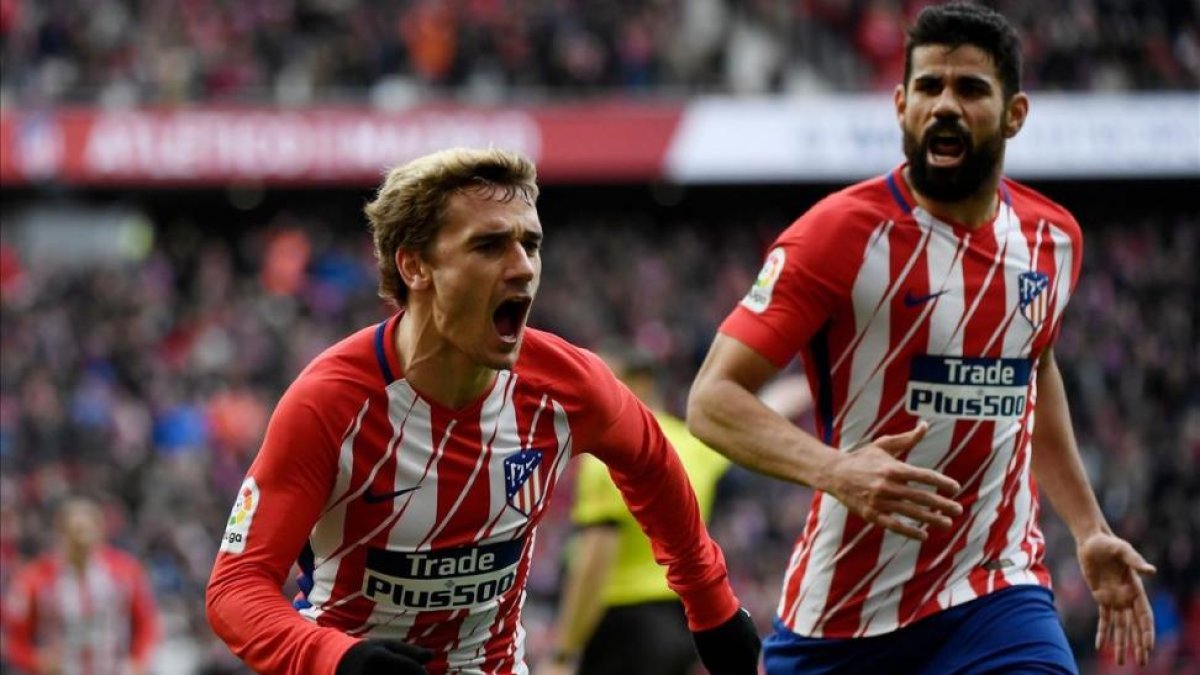Griezmann celebra el primer gol del Atlético en presencia de Diego Costa.