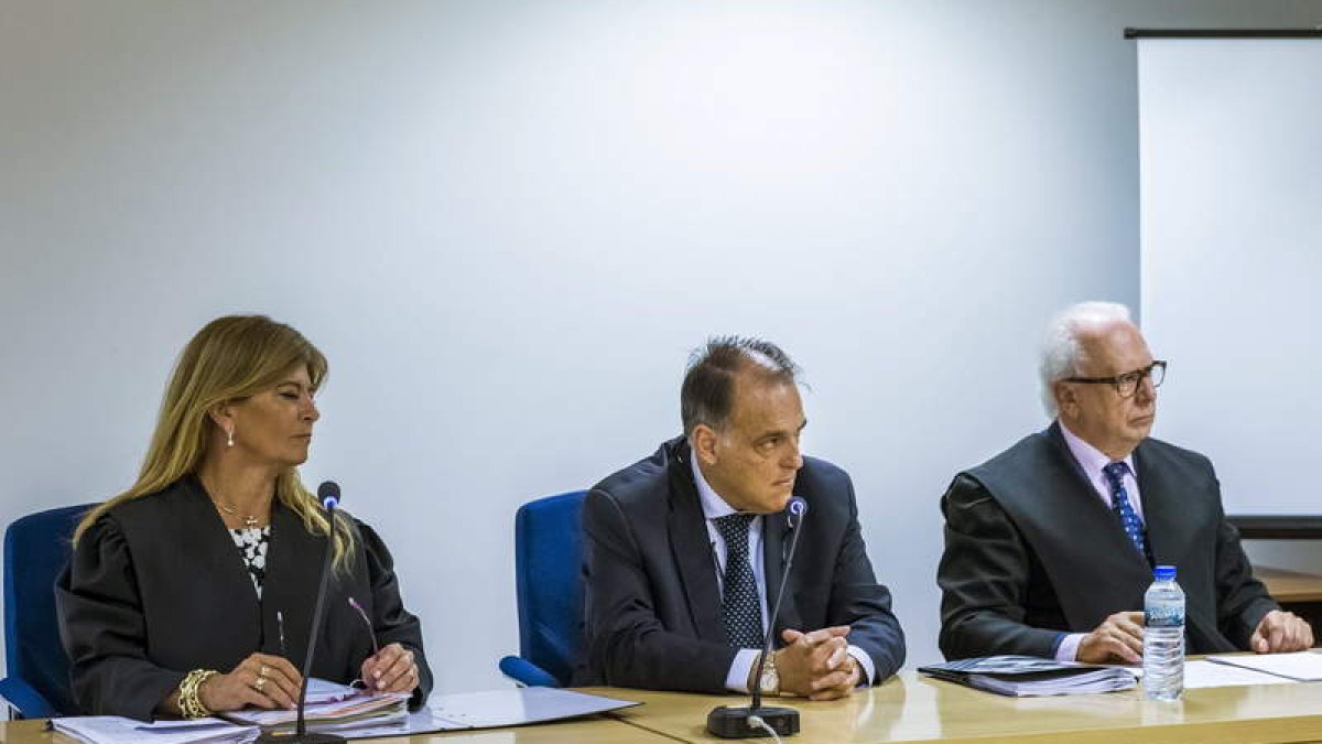 Tebas, en el centro, durante la vista celebrada en la Audiencia.