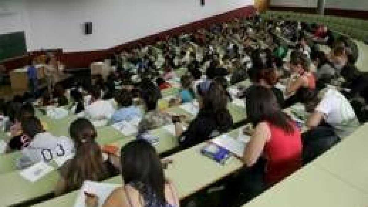 Estudiantes realizan las pruebas de acceso a la Universidad en junio