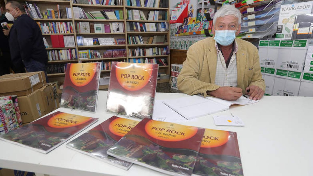 El periodista Toño Criado, ayer durante la firma de su guía en la Librería Simón de Ponferrada. DE LA MATA