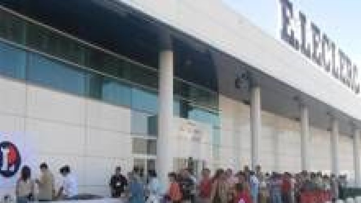 El público disfrutó de la sardinada ofrecida por E. Leclerc en las fiestas de San Juan