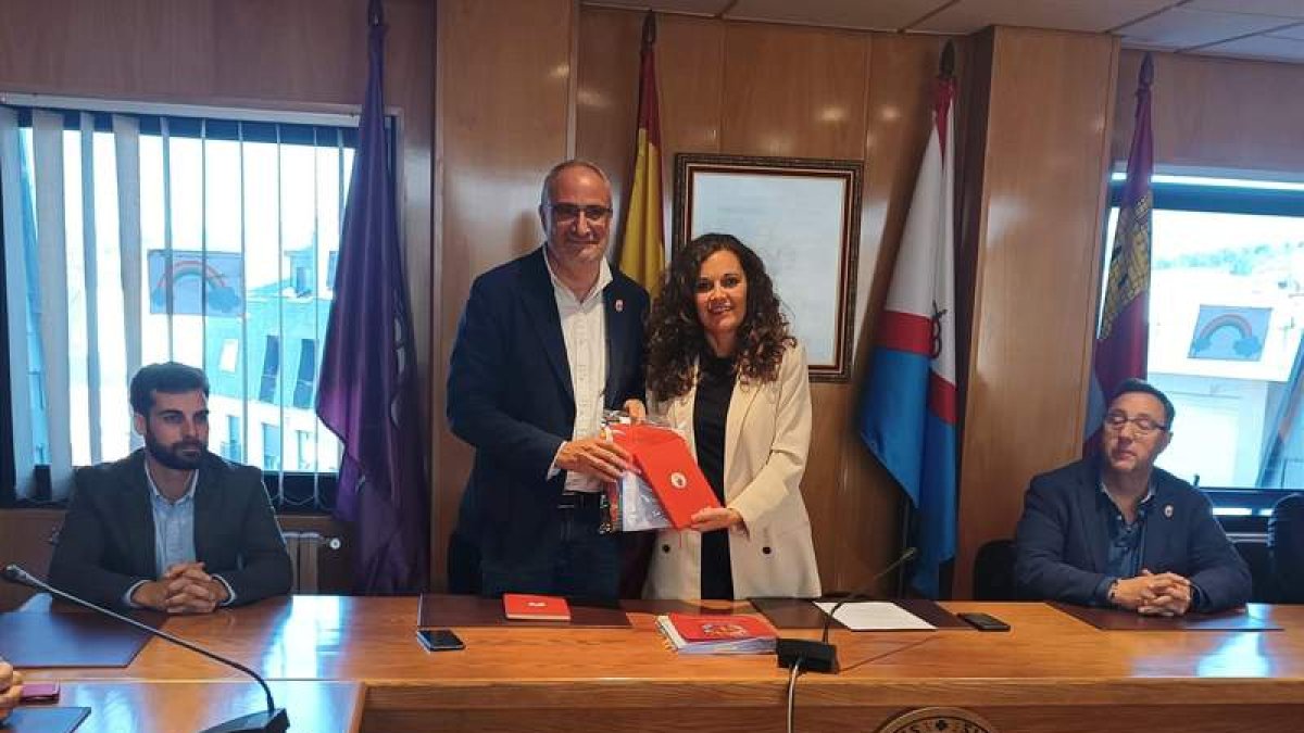 Ramón, con Silvia Cao, alcaldesa de Bembibre. DL