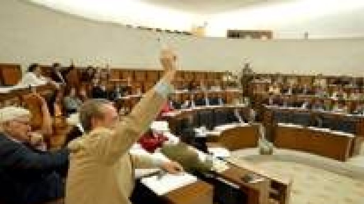 Los procuradores de las Cortes votan la proposición no de ley sobre la autovía León-Valladolid