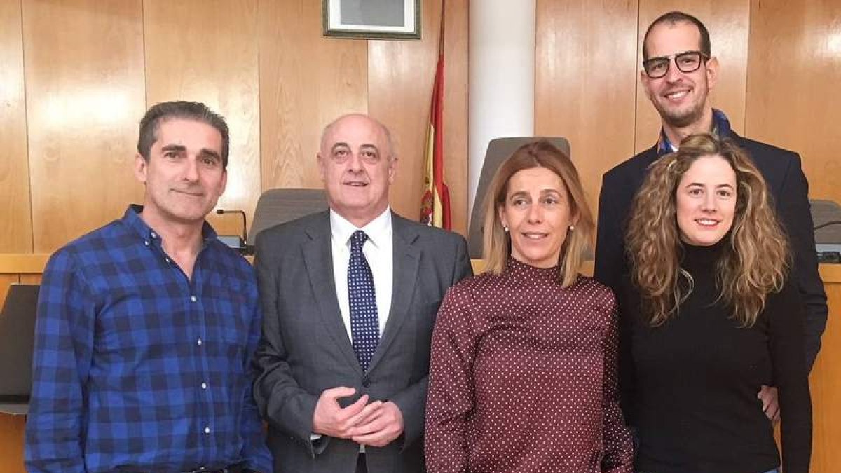 Los cinco concejales del PP en San Andrés del Rabanedo. DL