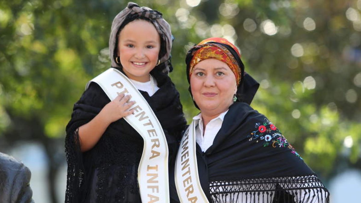 La pimentera infantil Dalia María Fraga y la pimentera mayor, Concepción Martínez. L. DE LA MATA