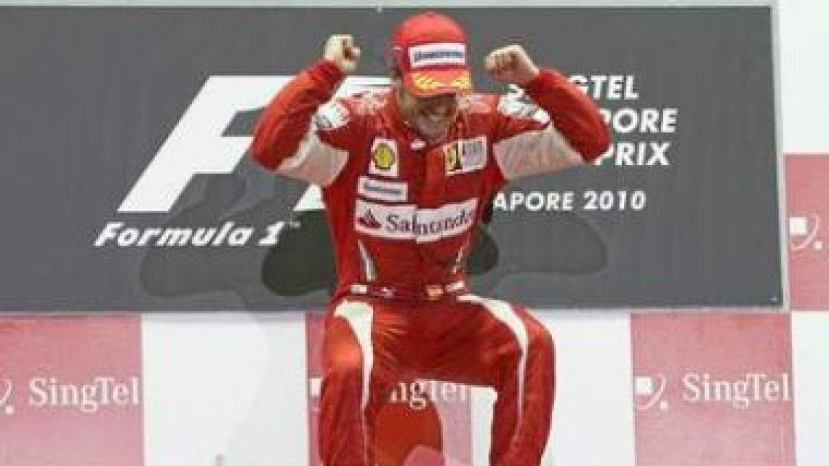 Fernando Alonso salta exultante en el podio tras ganar el Gran Premio de Singapur.