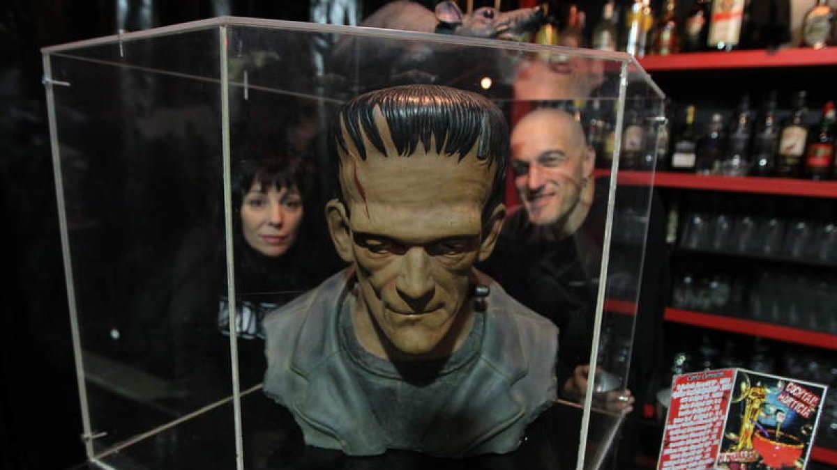 Los dueños del Morticia, Ana Marqués y Óscar Tahoces, flanquean un busto de Frankenstein en su bar de elegantes perdedores. ANA F. BARREDO