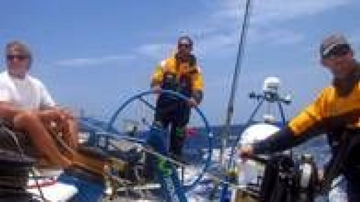 El campeón mundial de Tornado, el gallego Fernando Echávarri, a la rueda del V70 «Movistar» español