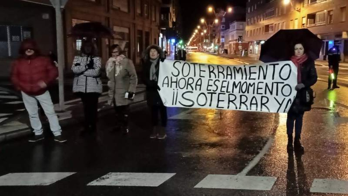Manifestantes por el soterramiento de la vía del tren en Trobajo que niega el Gobierno. J. NOTARIO