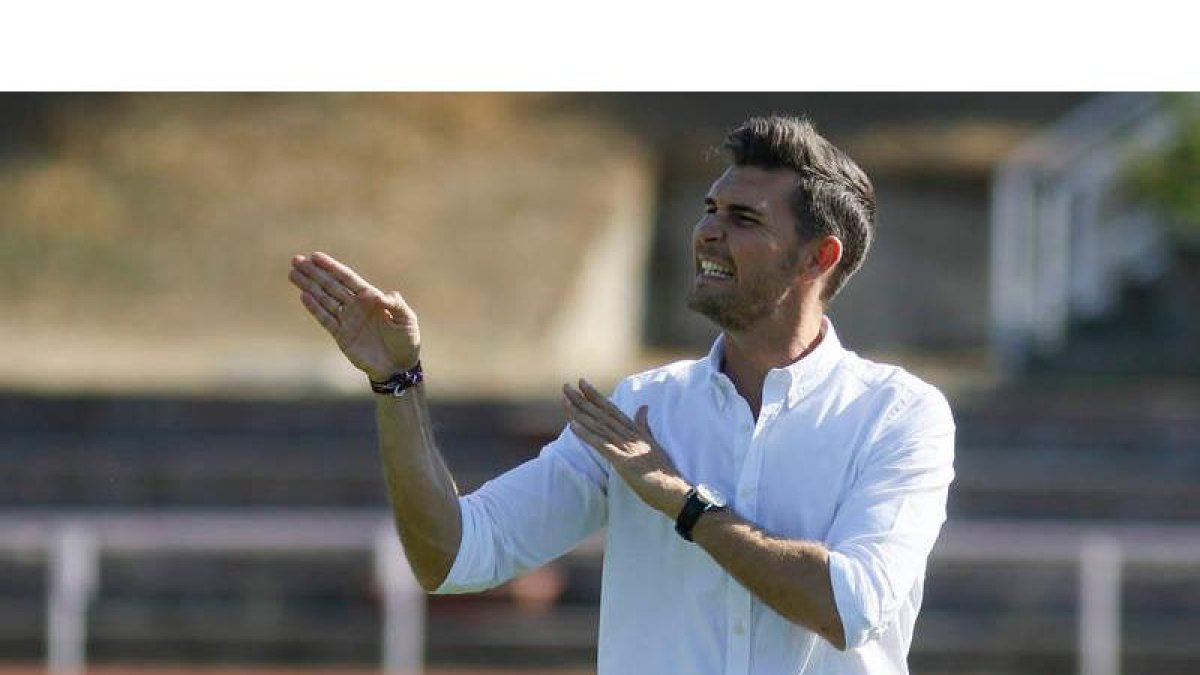 El entrenador de la Cultural, Víctor Cea, junto al resto de su amplio cuerpo técnico tratan de dinamizar la marcha de la Cultural en el campeonato de Liga. ALMEIDA