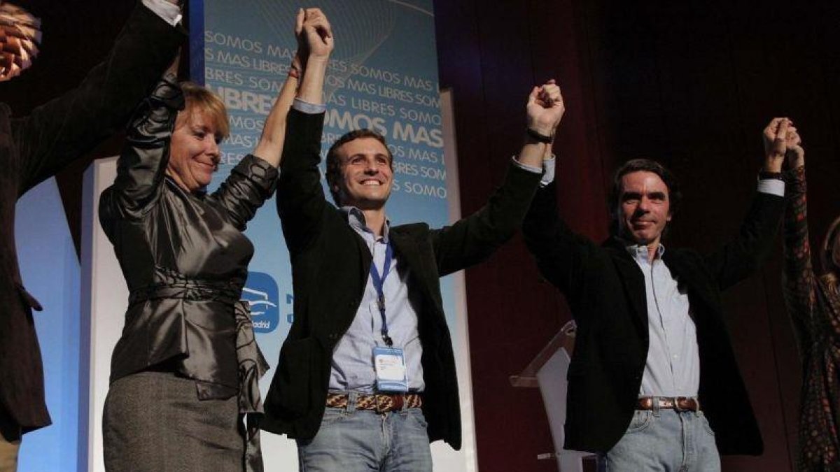 Casado, junto a Aznar y Aguirre en una foto de finales del 2008.