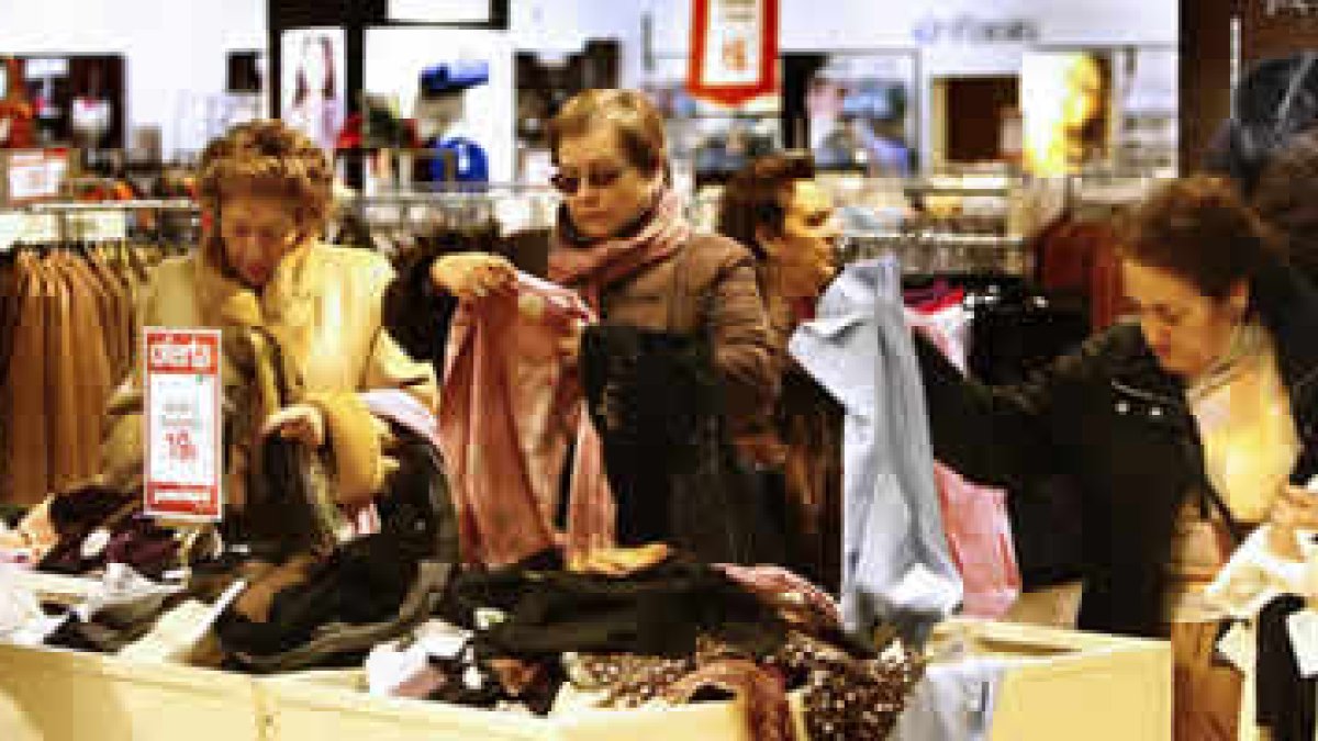 Comienzo de las rebajas de invierno en los comercios de León.