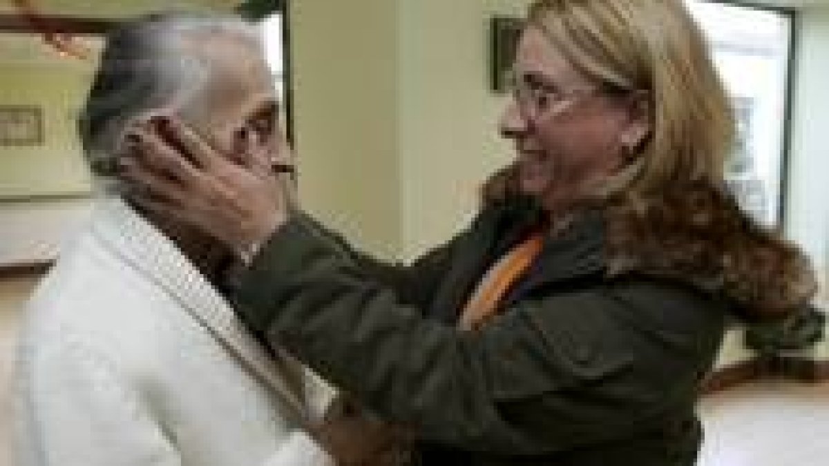 Una paciente de alzhéimer con su hija en una residencia leonesa