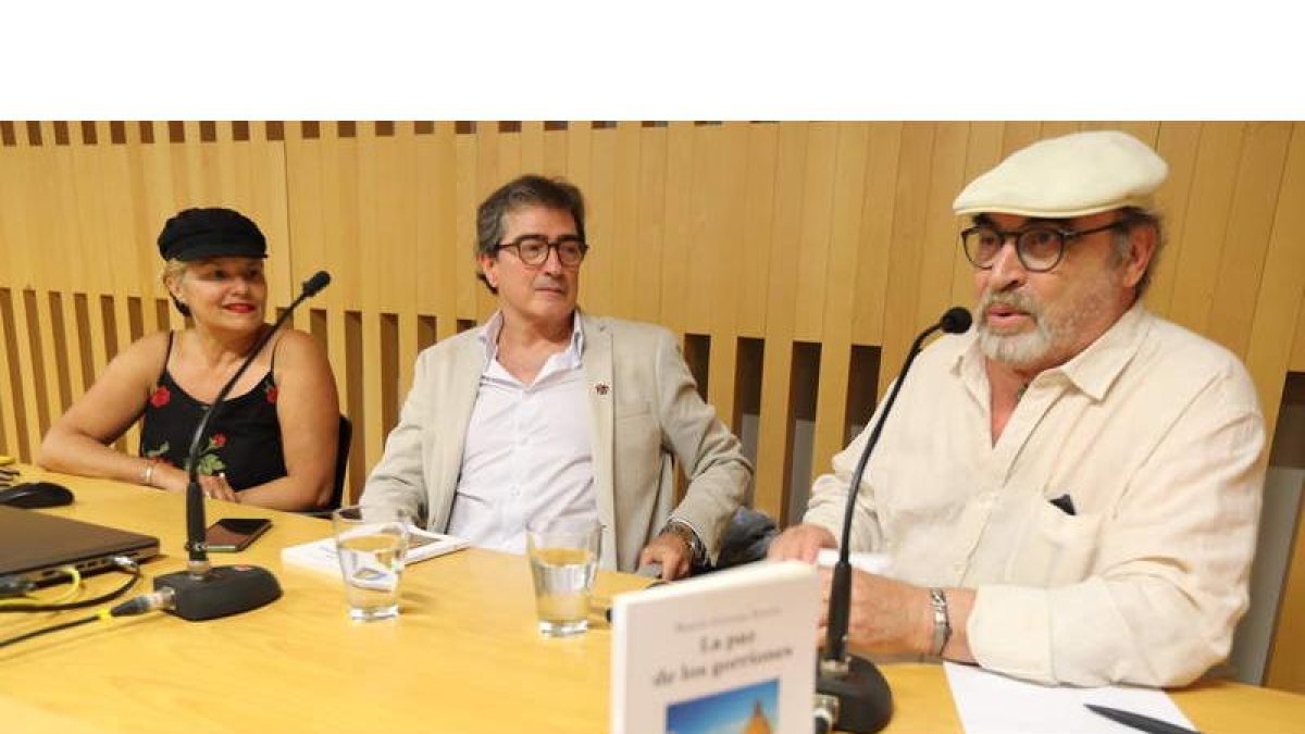 Ana Ibis, Martín Guevara y Pedro García Trapiello en la presentación del libro. RAMIRO