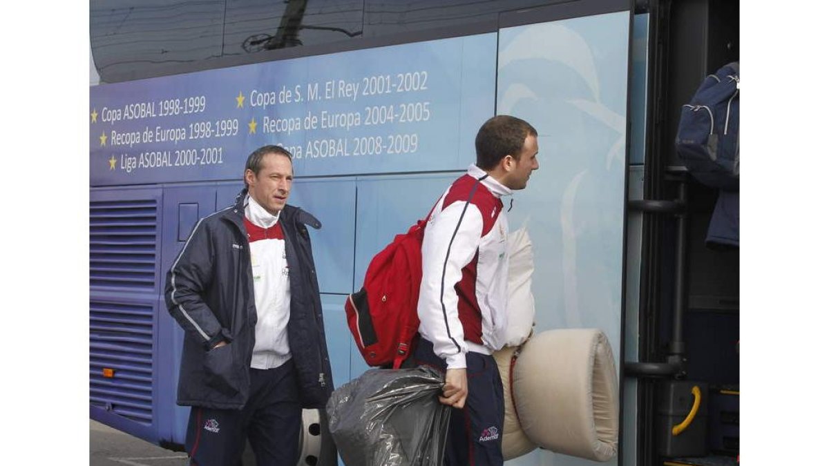 La plantilla del Reale Ademar se subió ayer al autobús a mediodía rumbo a Torrevieja.