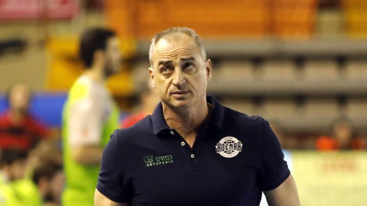 El técnico del Ademar, Rafa Guijosa