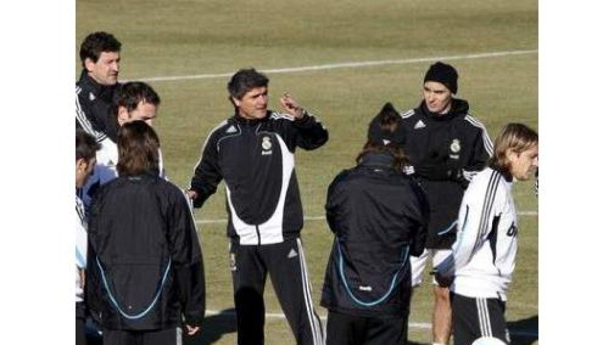 Juande Ramos, en el centro, durante el entrenamiento en Valdebebas