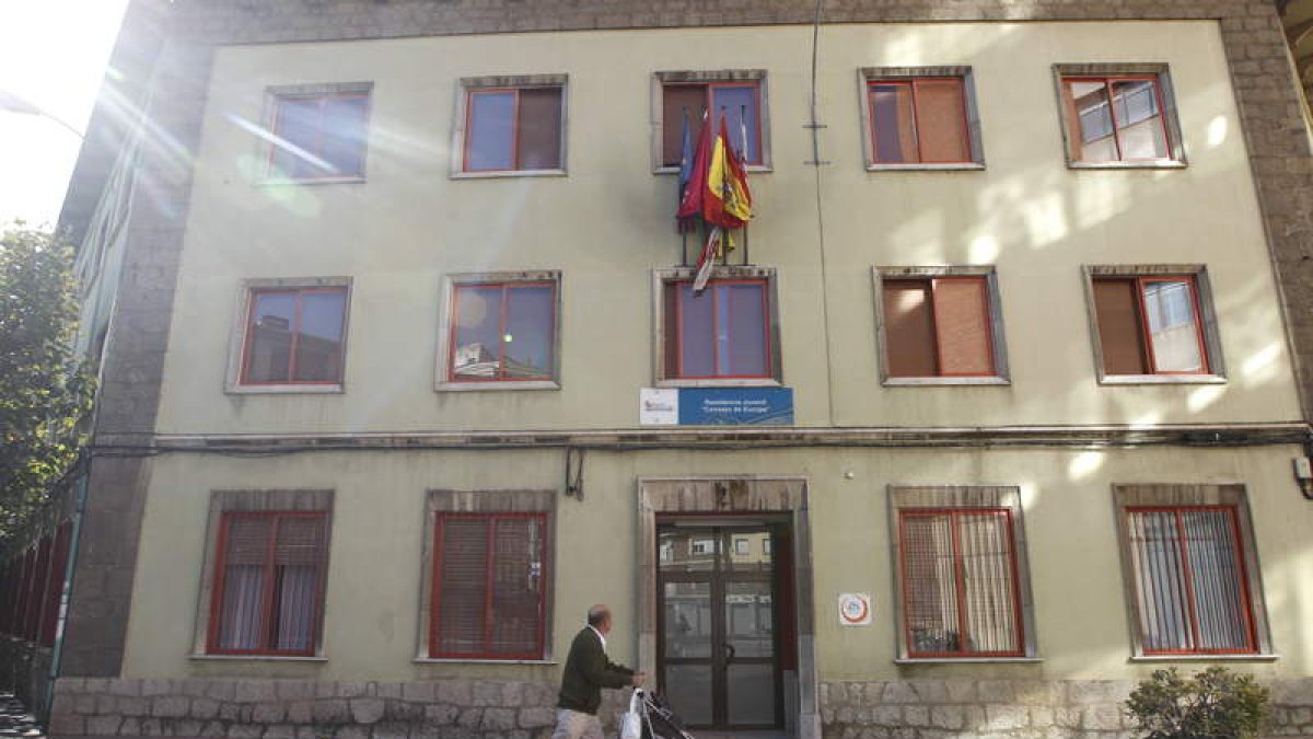 El edificio de la residencia Europa está en el Paseo del Parque integrada en el conjunto deportivo del Hispánico. Durante su cierre temporal fue albergue unos meses.