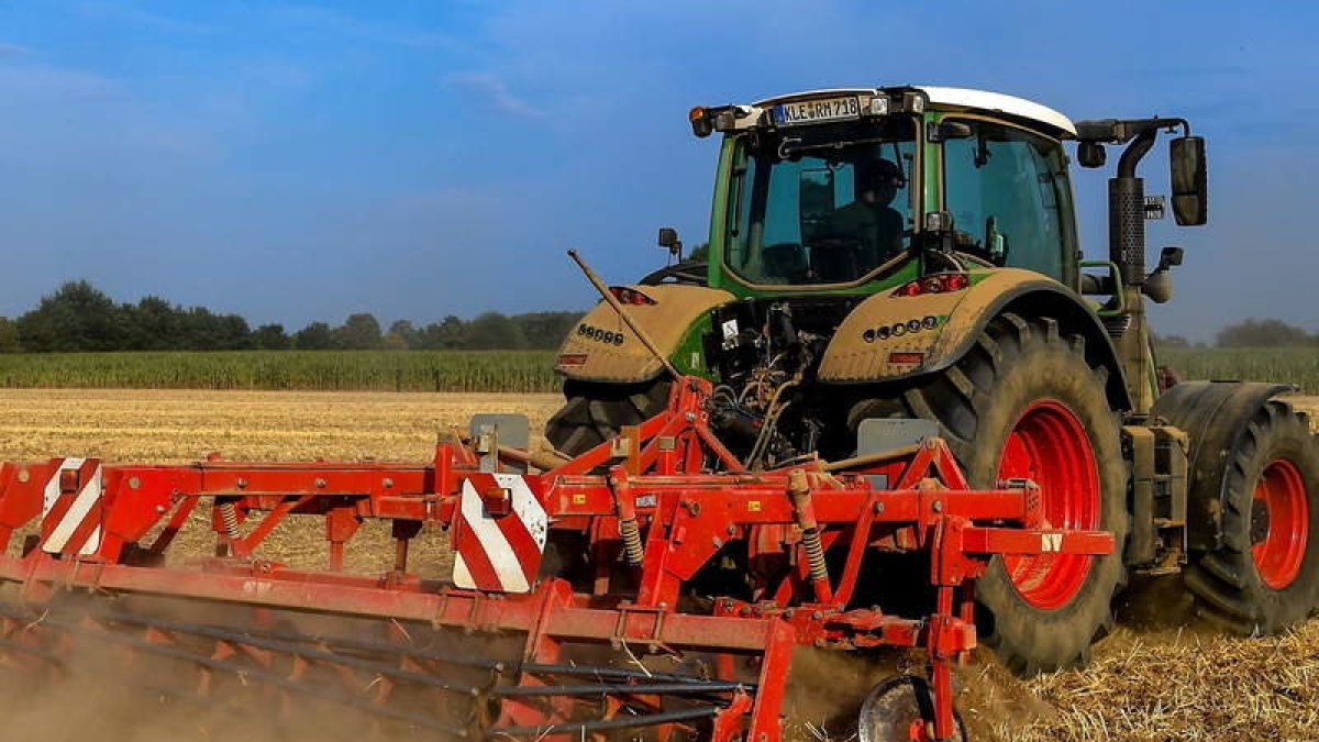 Un tractor, en un laboreo agrícola.